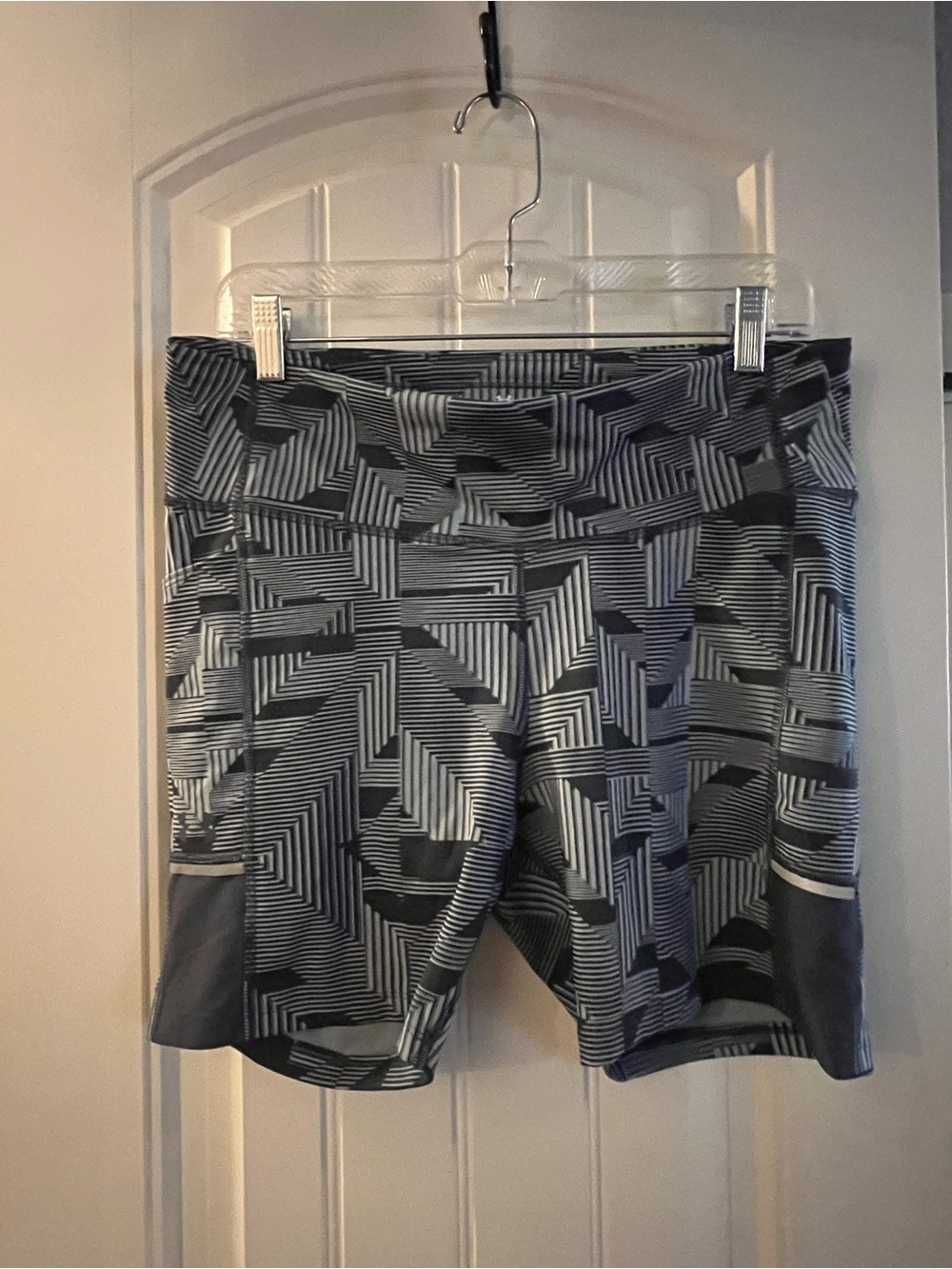 Under Armour Gray & Black Geometric Athletic legging-style 6” Shorts, XL